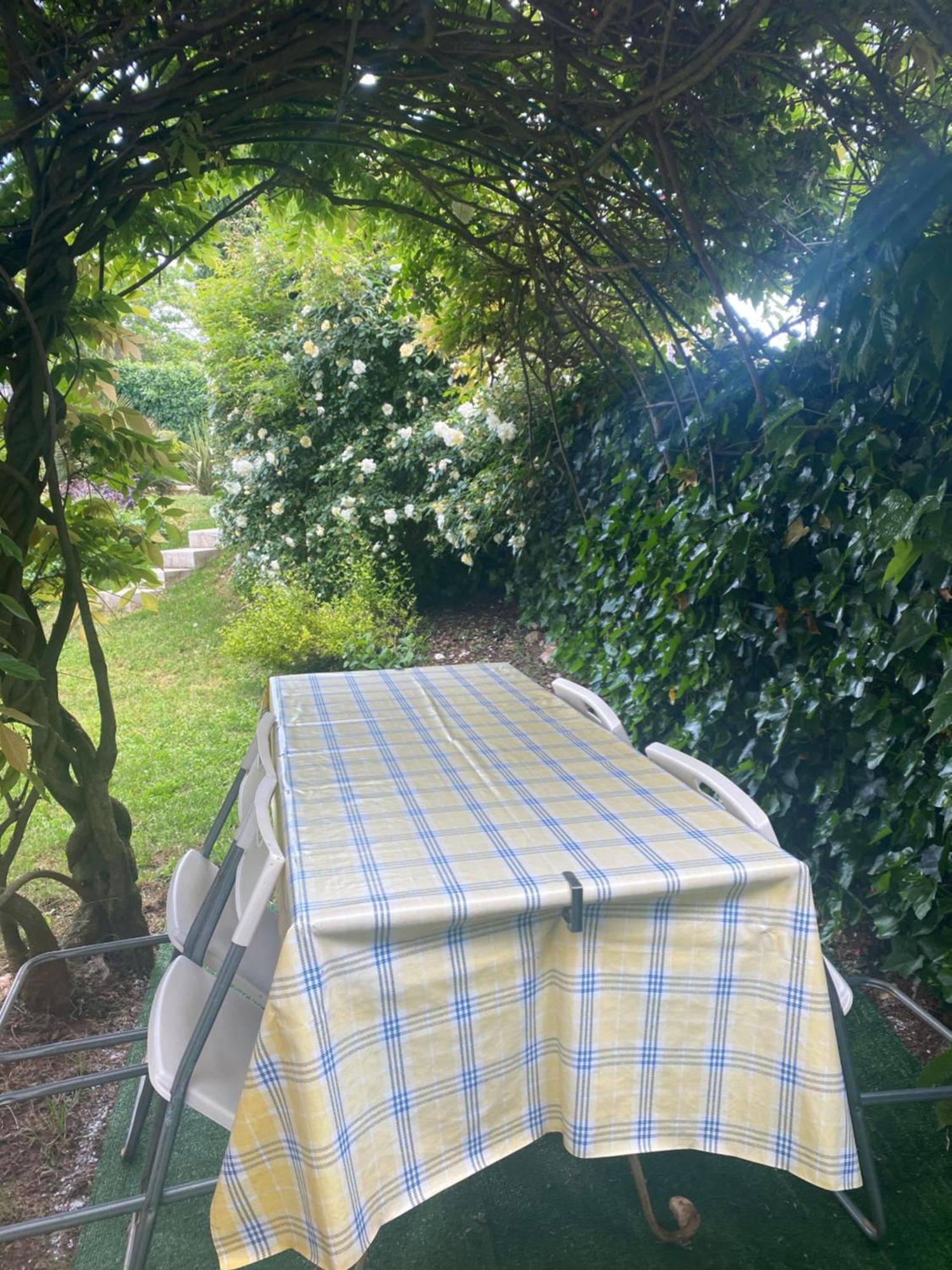 Domos Selene Casa Delle Farfalle Tinjan Exterior foto