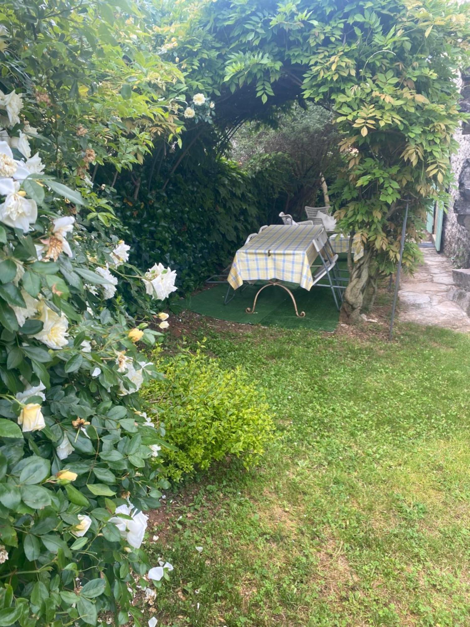 Domos Selene Casa Delle Farfalle Tinjan Exterior foto
